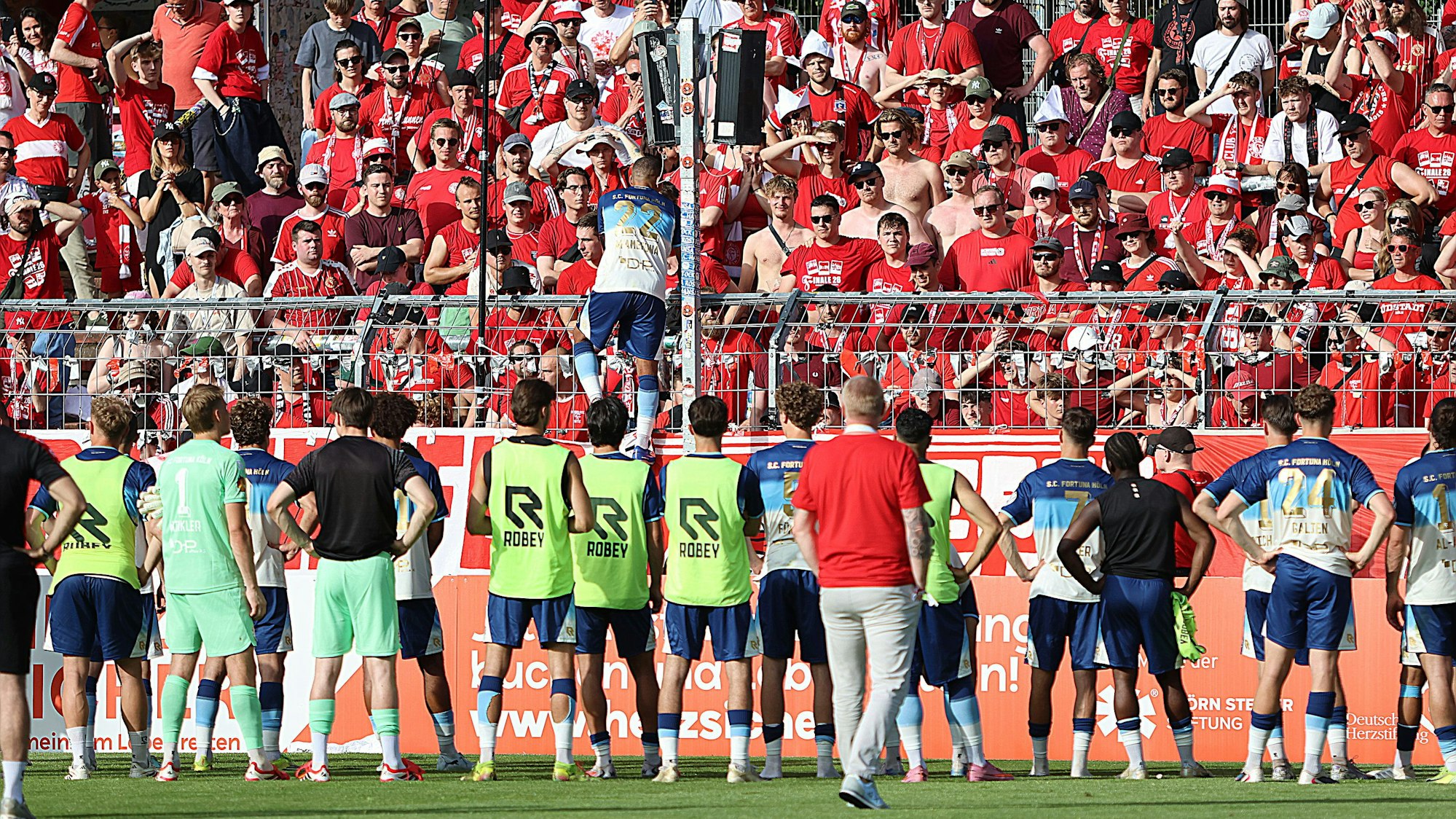 Die Mannschaft von Fortuna Köln bedankt sich nach dem Spiel bei ihren Fans.