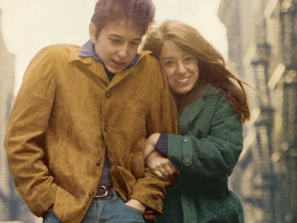 Das vielleicht berühmteste Zeugnis einer seiner Beziehungen: Auf dem Cover von „The Freewheelin' Bob Dylan“ ist die Folk-Ikone Arm in Arm mit seiner damaligen Partnerin Suze Rotolo. (Bild: Sony Music)