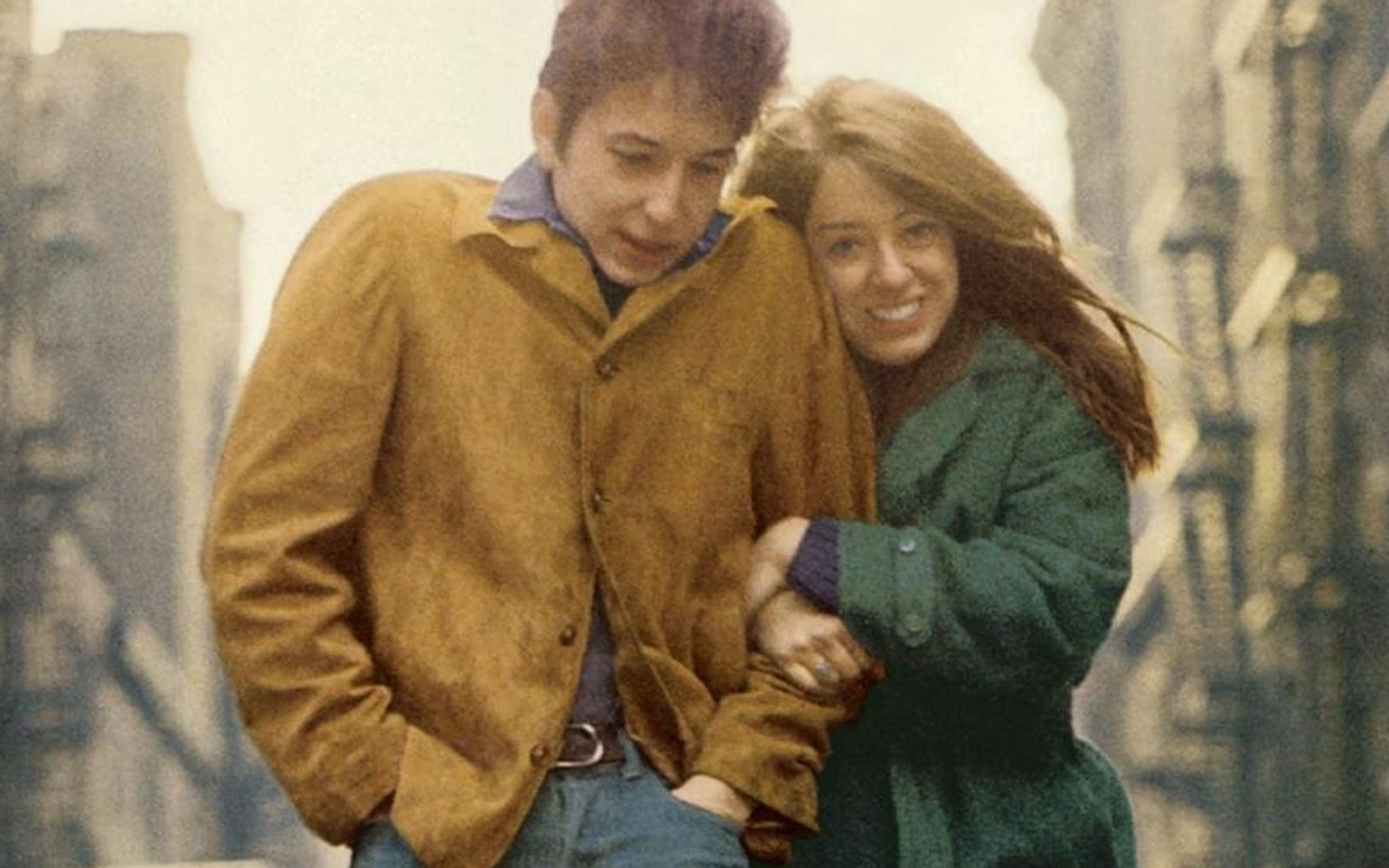 Das vielleicht berühmteste Zeugnis einer seiner Beziehungen: Auf dem Cover von „The Freewheelin' Bob Dylan“ ist die Folk-Ikone Arm in Arm mit seiner damaligen Partnerin Suze Rotolo. (Bild: Sony Music)