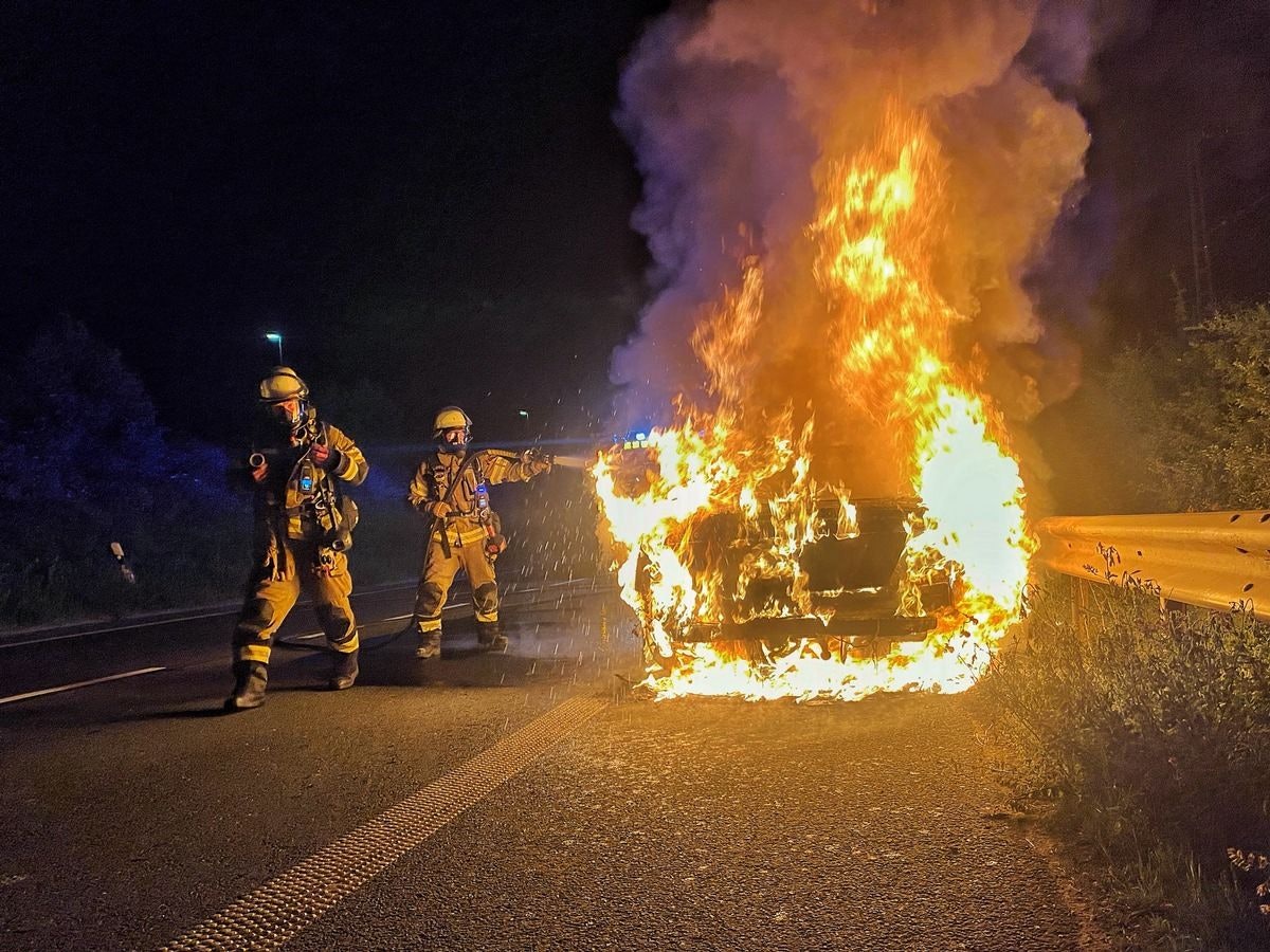 Ein ausgebranntes Auto im Neusser Hafengebiet.