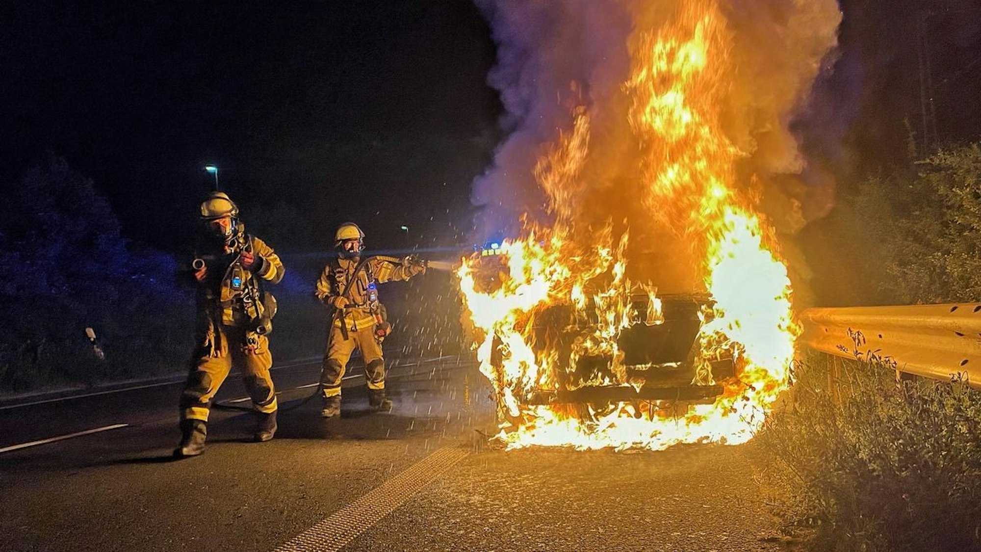 Ein ausgebranntes Auto im Neusser Hafengebiet.