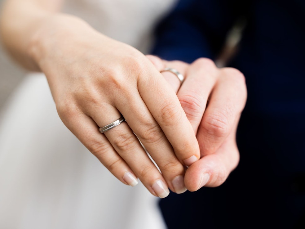 Ein Hochzeitspaar hält sich bei der Hand