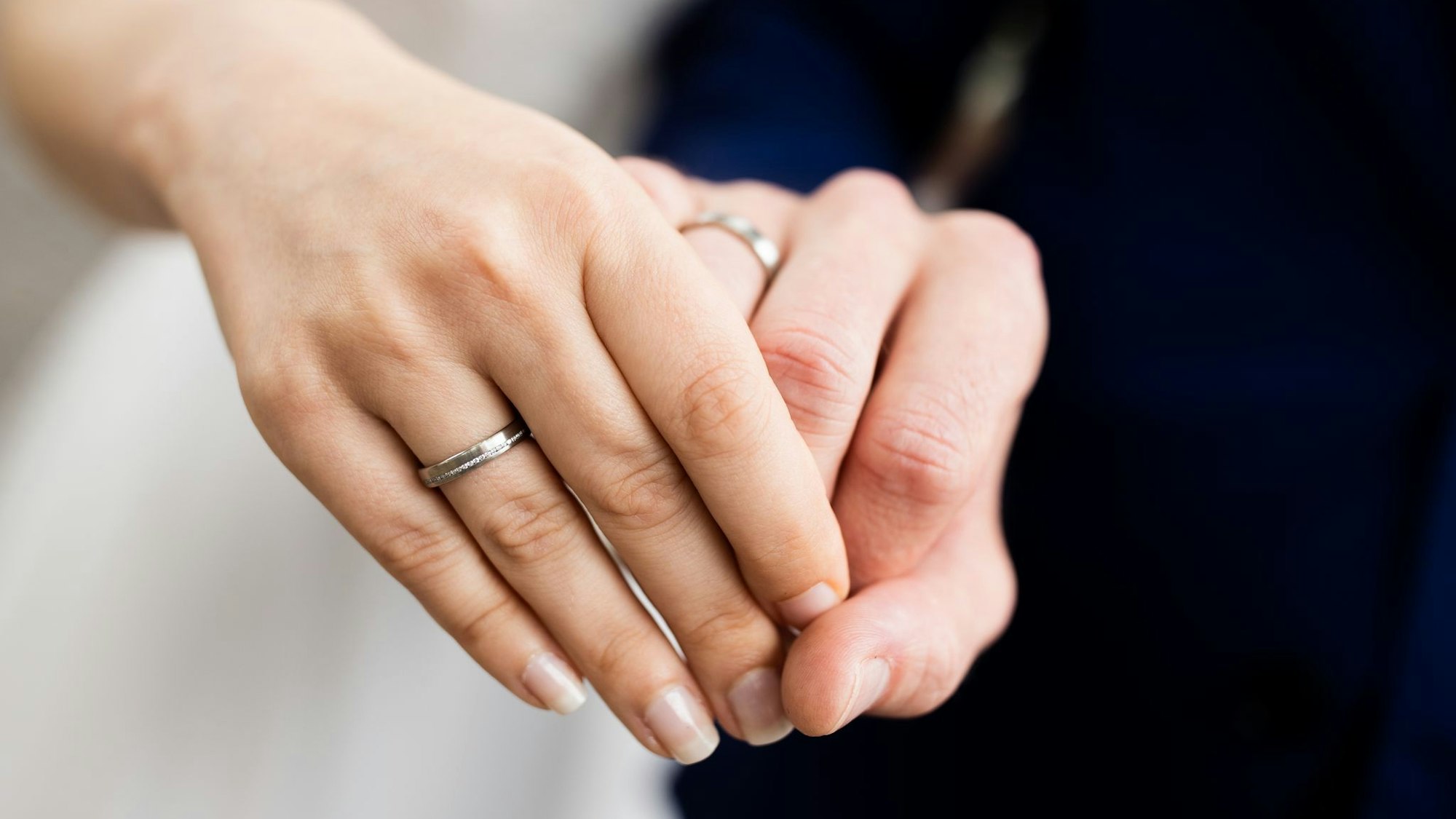 Ein Hochzeitspaar hält sich bei der Hand