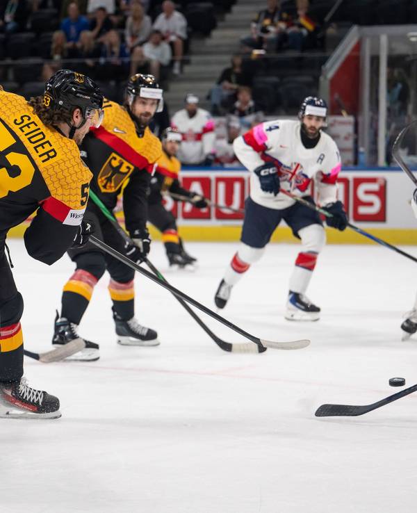 Deutschlands Moritz Seider (l.) schießt den Puck.