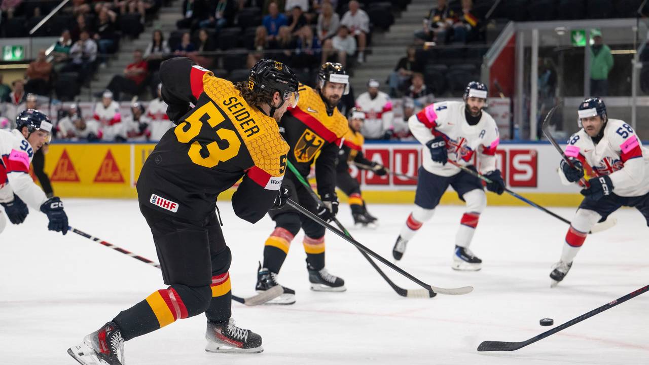 Deutschlands Moritz Seider (l.) schießt den Puck.