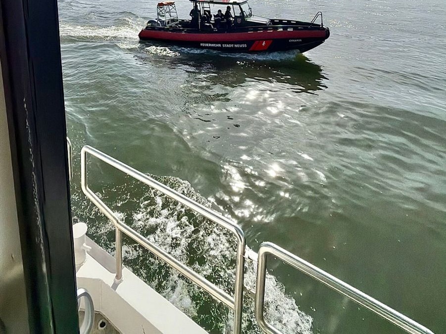 Großeinsatz am Sporthafen in Neuss Grimlinghausen, nachdem mehrere Personen im Rhein trieben.