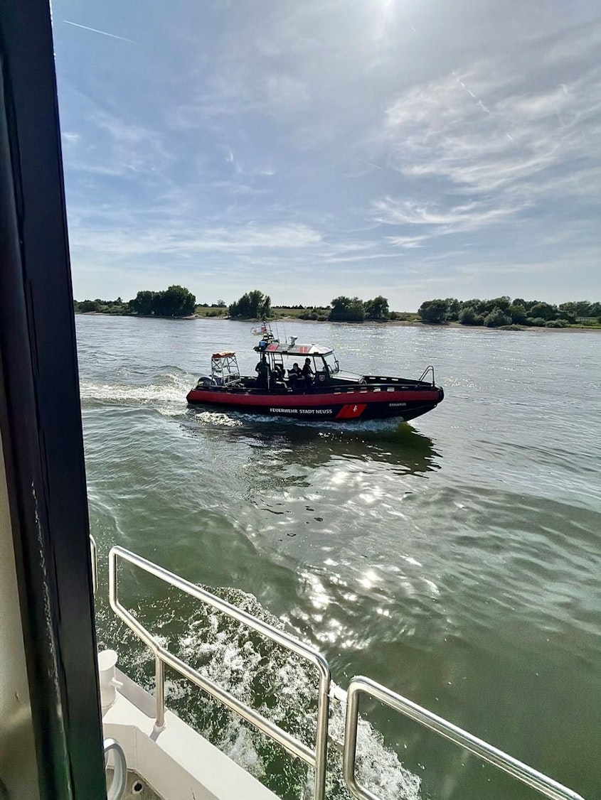 Großeinsatz am Sporthafen in Neuss Grimlinghausen, nachdem mehrere Personen im Rhein trieben.