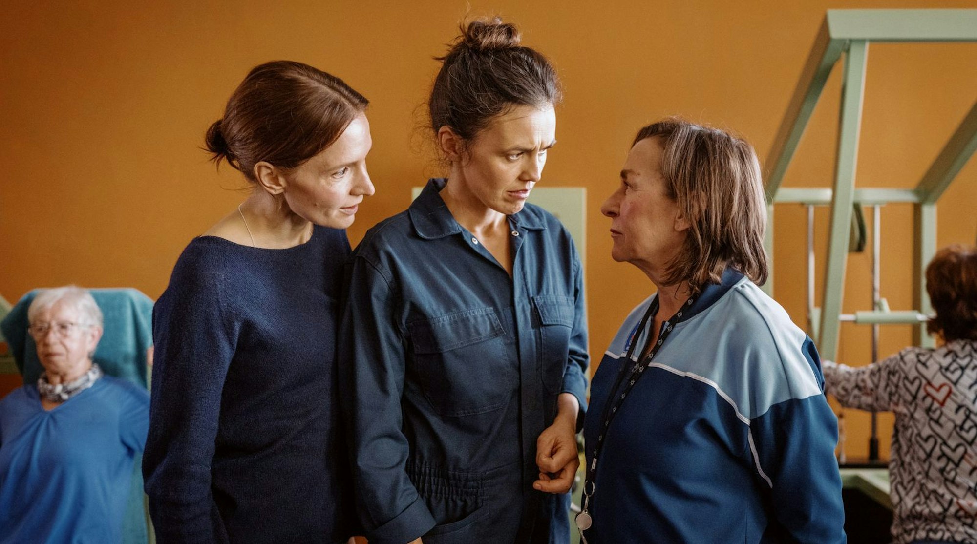Serafina (Frida-Lovisa Hamann, links) und Daniela (Lucie Heinze, zweite von links) wollen ihre Mutter Christa (Steffi Kühnert) davon überzeugen, dass sich im familieneigenen Fitnessstudio eine Menge ändern muss. (Bild: © ARD Degeto Film/Adrian Gross)