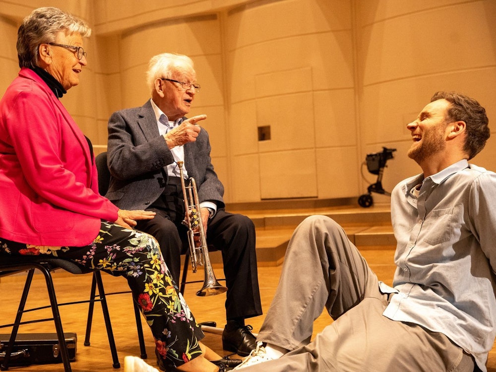 Leon Windscheid (rechts) trifft in der ZDF-Reportage „Terra Xplore: Longevity - für immer jung?“ die 83-jährige Doris und den 102-jährigen Franz. Die beiden haben kürzlich zueinander gefunden. (Bild: ZDF/Marius Fuchtmann)