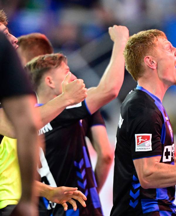 Laurin Curda (r.) jubelt nach seinem Treffer gegen den VfL.