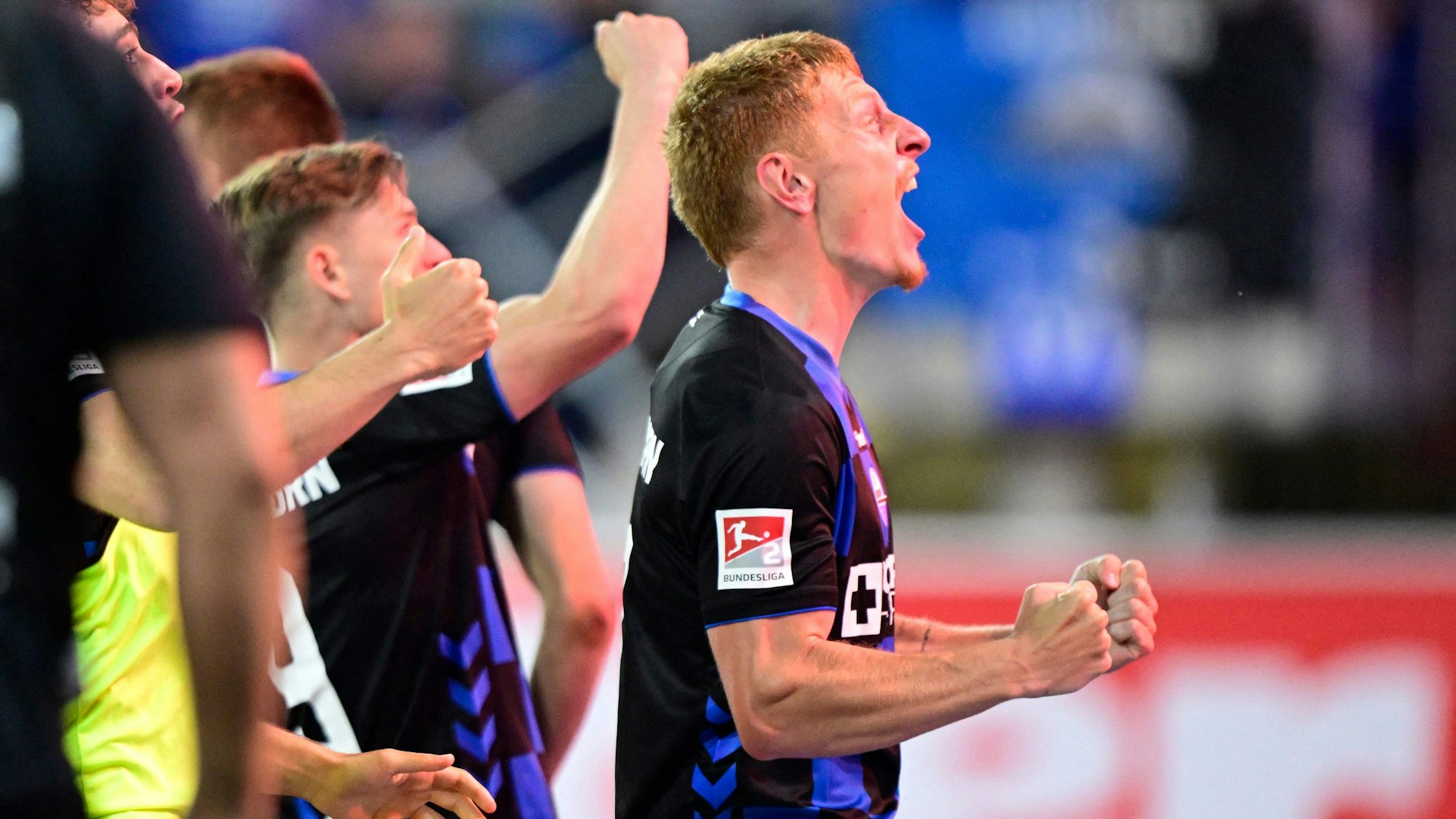 Laurin Curda (r.) jubelt nach seinem Treffer gegen den VfL.