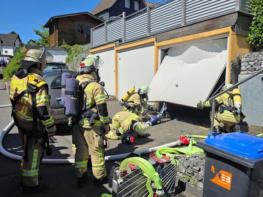 Eine Garage in Remscheid steht in Flammen, Rauch steigt auf.