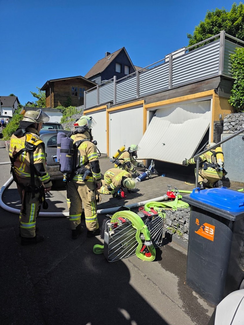 Eine Garage in Remscheid steht in Flammen, Rauch steigt auf.