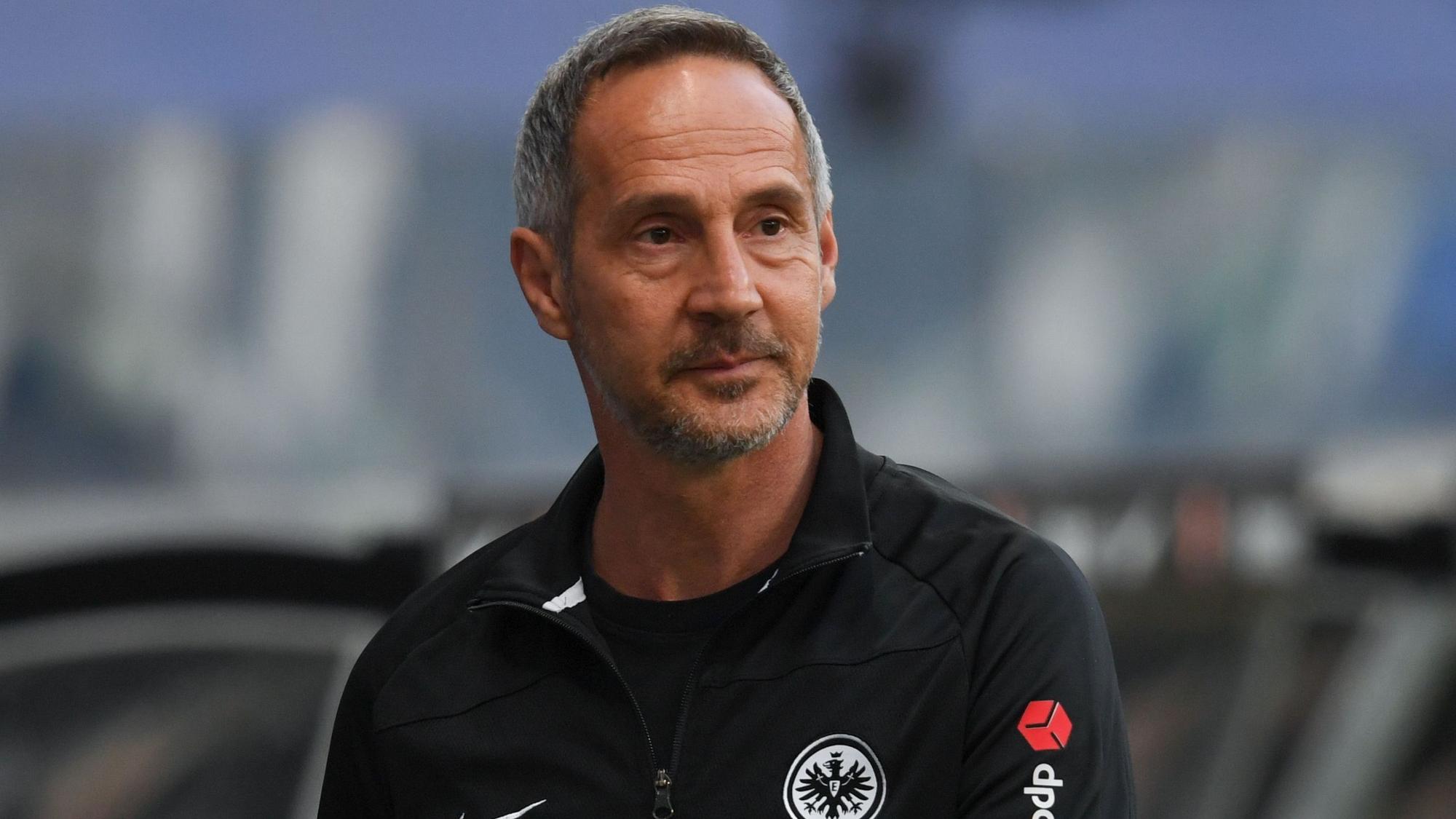 Adi Hütter an der Seitenlinie bei einem Spiel von Eintracht Frankfurt.