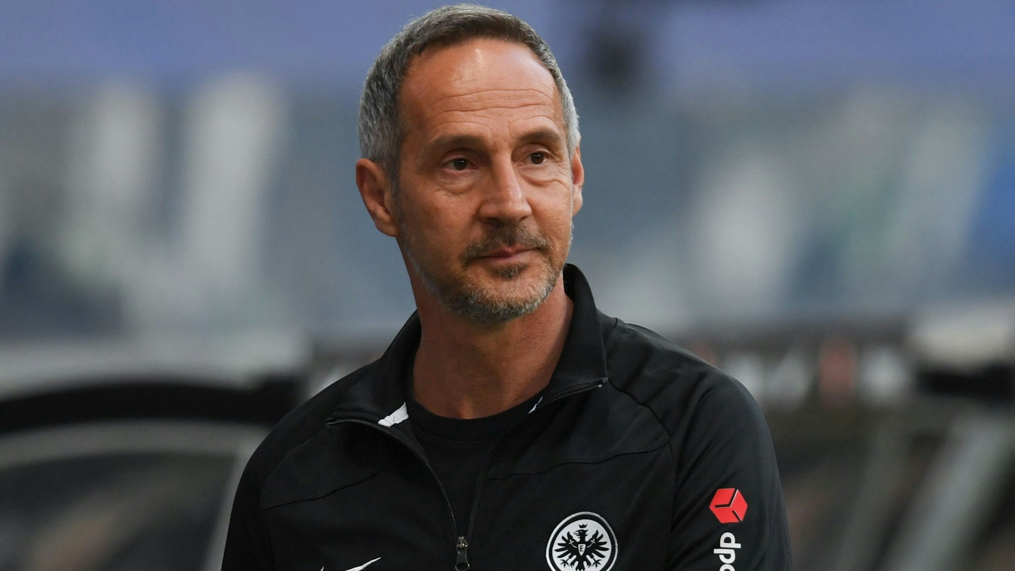 Adi Hütter an der Seitenlinie bei einem Spiel von Eintracht Frankfurt.