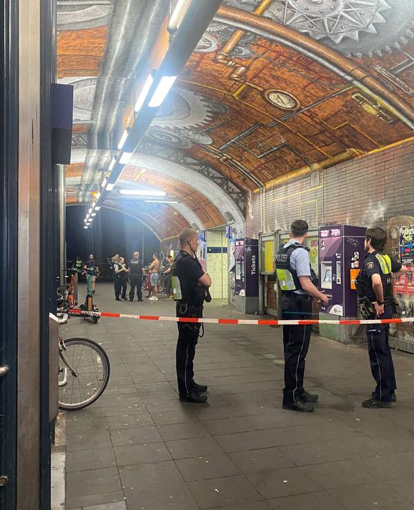 Polizisten am Bahnhof Ehrenfeld