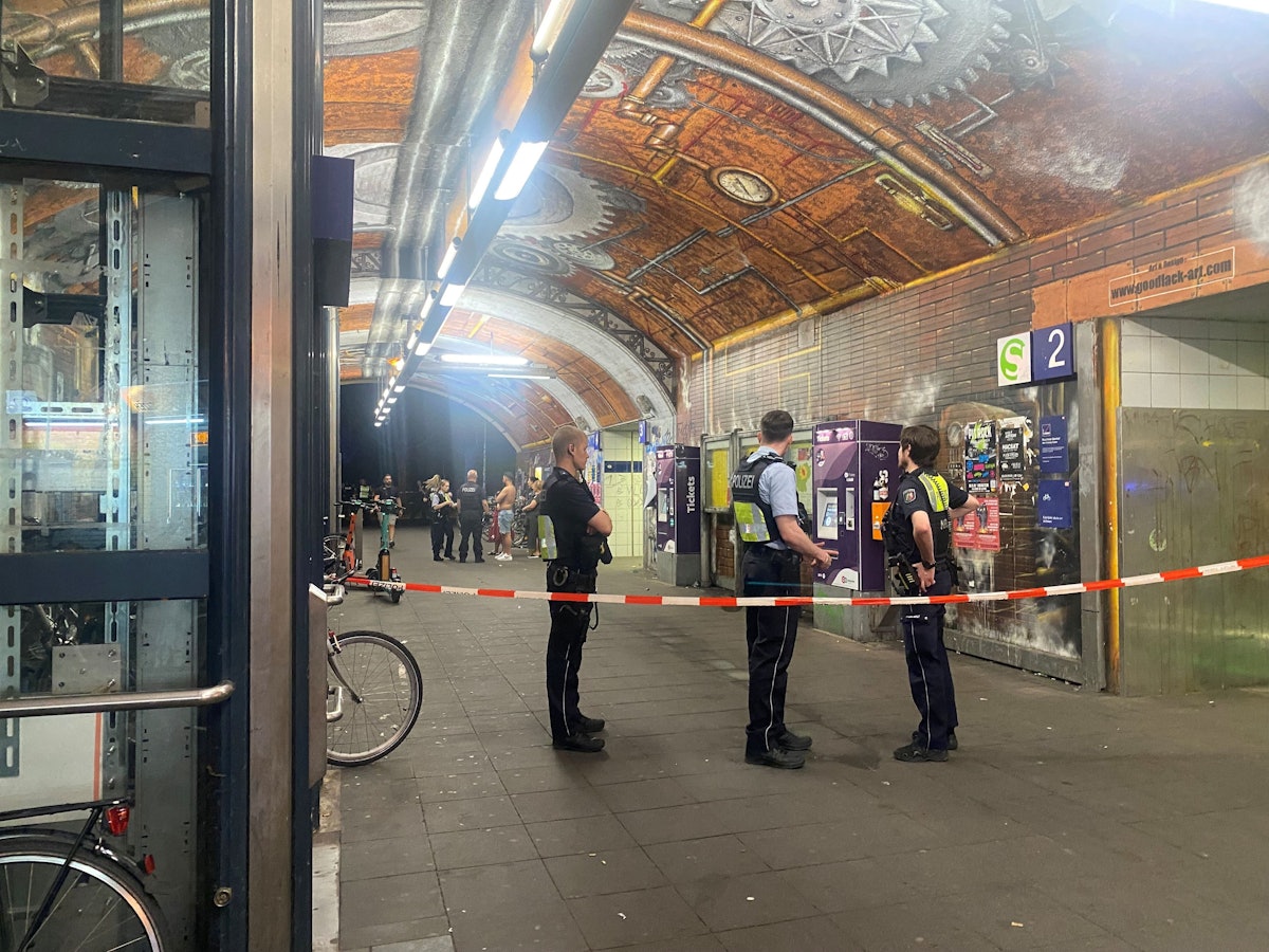 Polizisten am Bahnhof Ehrenfeld