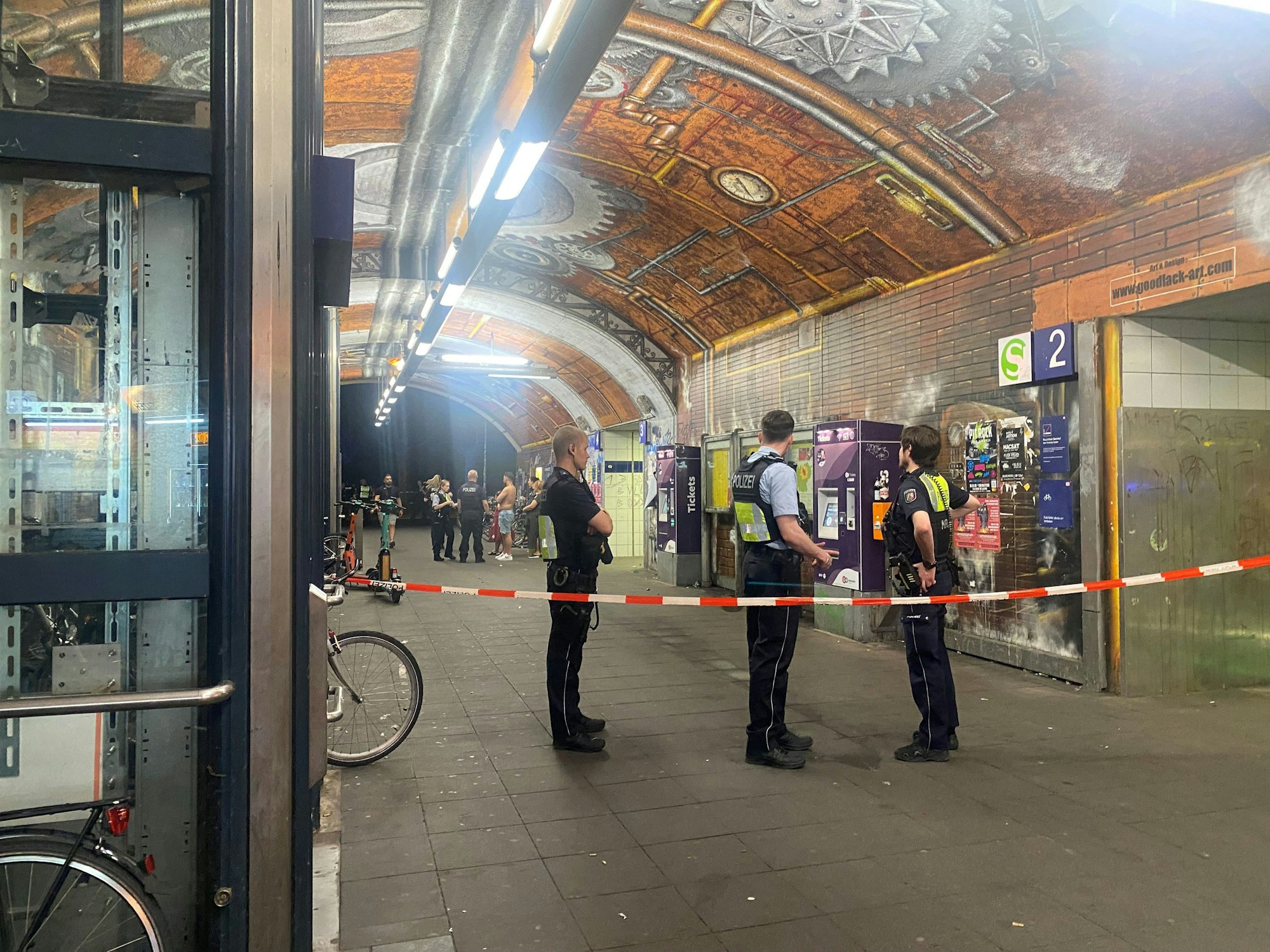 Polizisten am Bahnhof Ehrenfeld