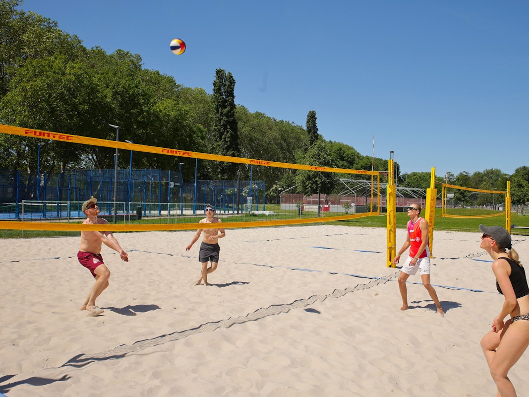 Ben (39), Paolo (25), Pascal (32) und Denise (34) beim Beach Volleyball auf den Plätzen an der Kölner Uniwiese.