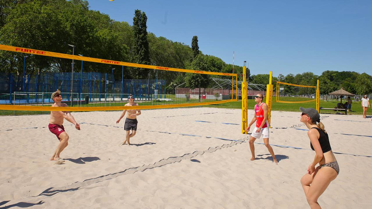 Ben (39), Paolo (25), Pascal (32) und Denise (34) beim Beach Volleyball auf den Plätzen an der Kölner Uniwiese.