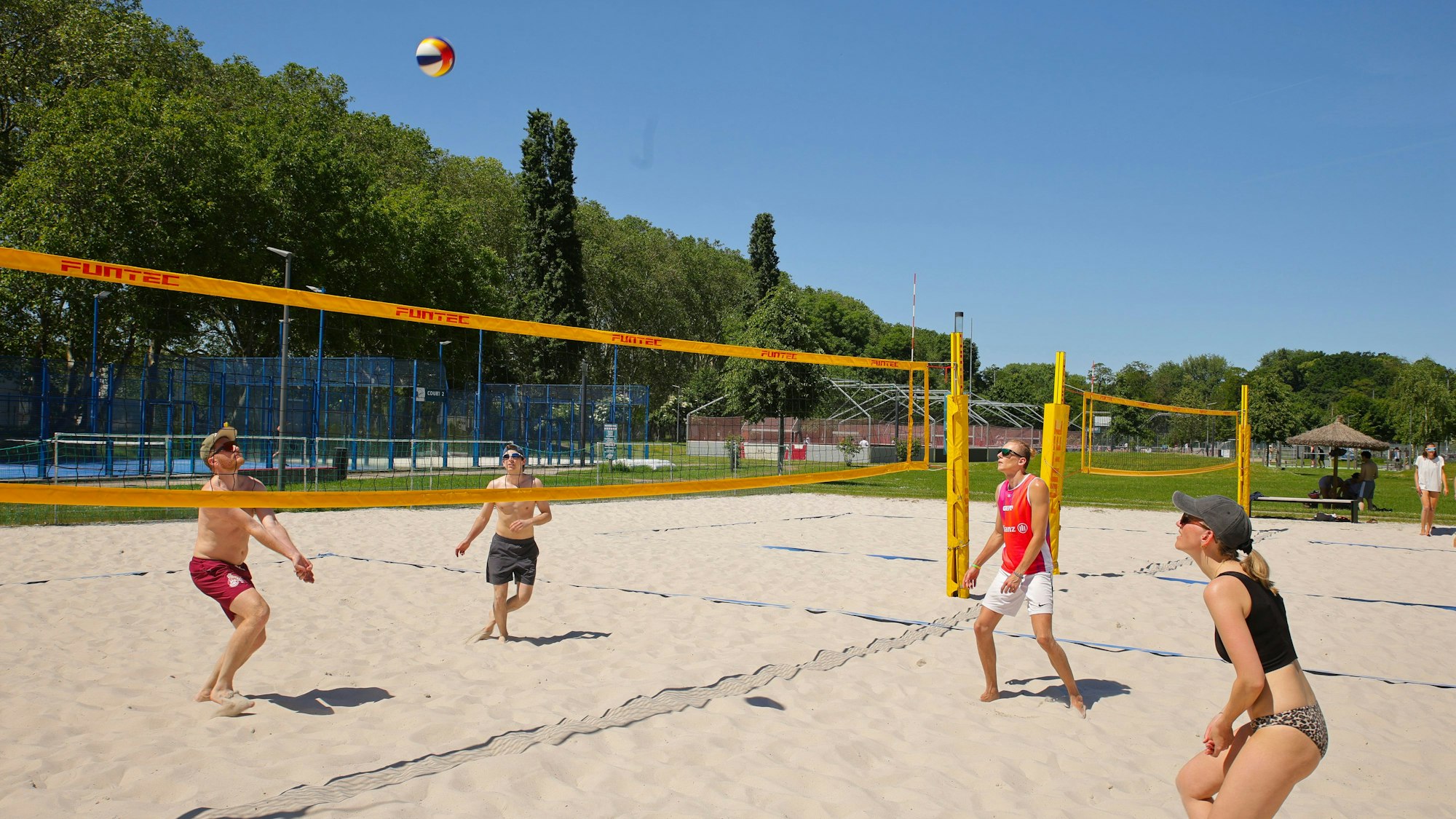 Ben (39), Paolo (25), Pascal (32) und Denise (34) beim Beach Volleyball auf den Plätzen an der Kölner Uniwiese.