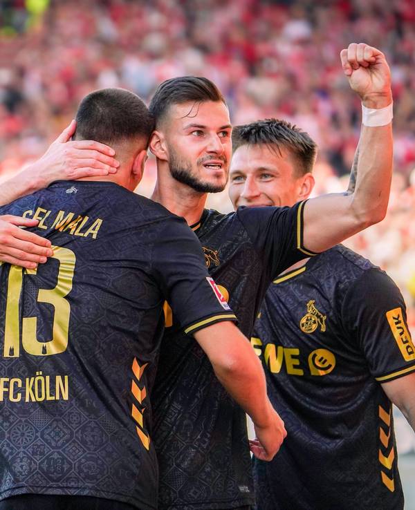 Tom Krauß jubelt mit den Kollegen beim 1. FC Köln.
