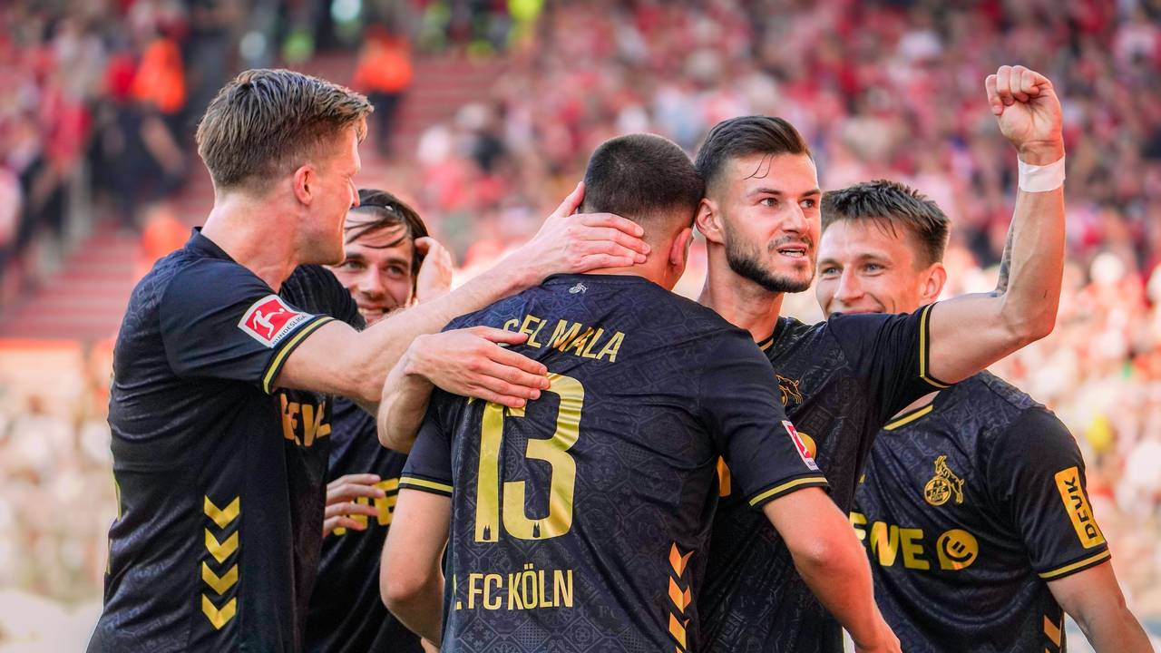 Tom Krauß jubelt mit den Kollegen beim 1. FC Köln.