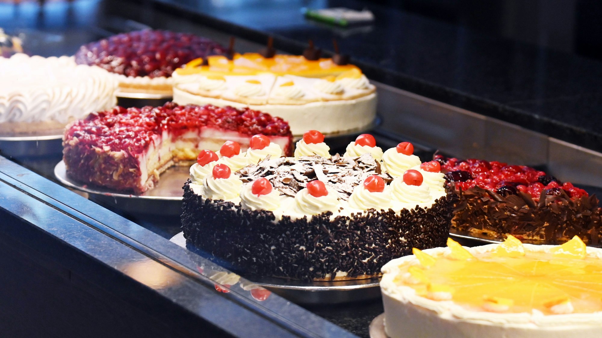 Ein Stück Kuchen kostet derzeit 6,40 Euro im Café.