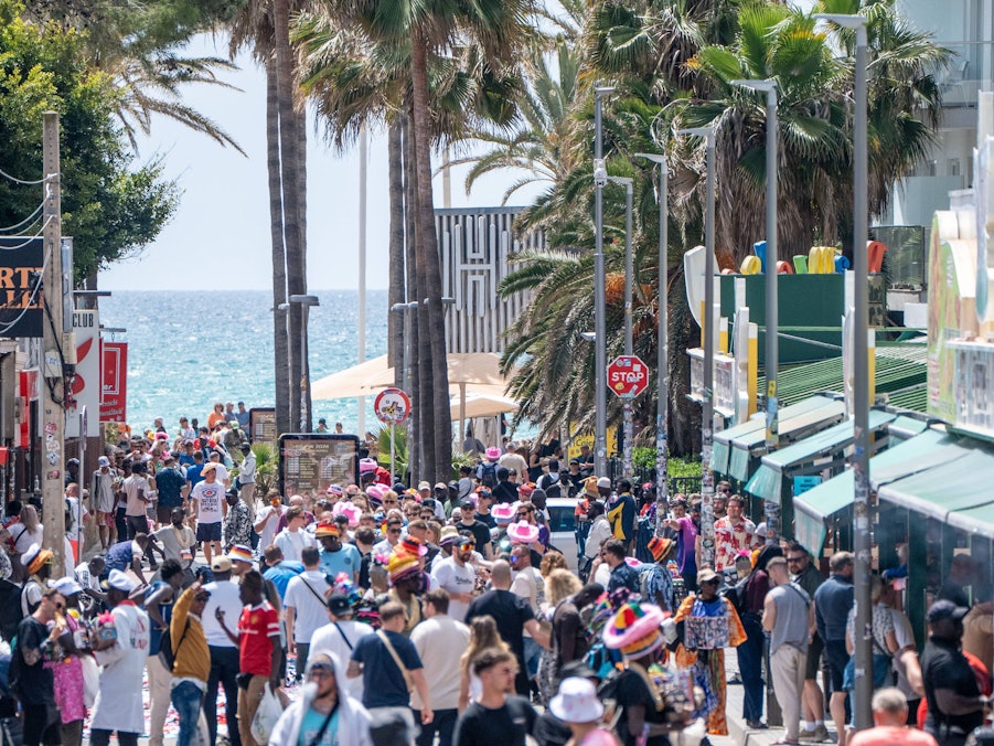 Menschen auf einer belebten Straße auf Mallorca