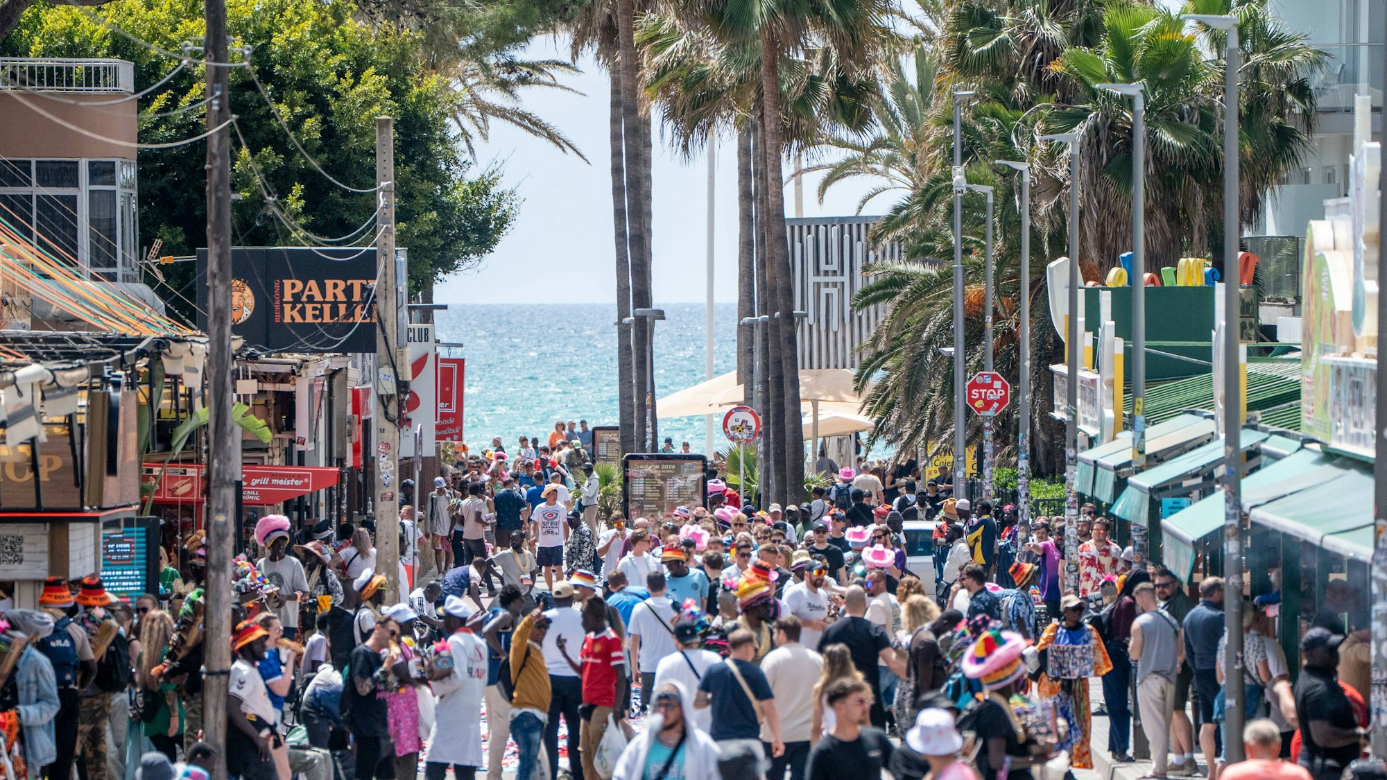 Menschen auf einer belebten Straße auf Mallorca