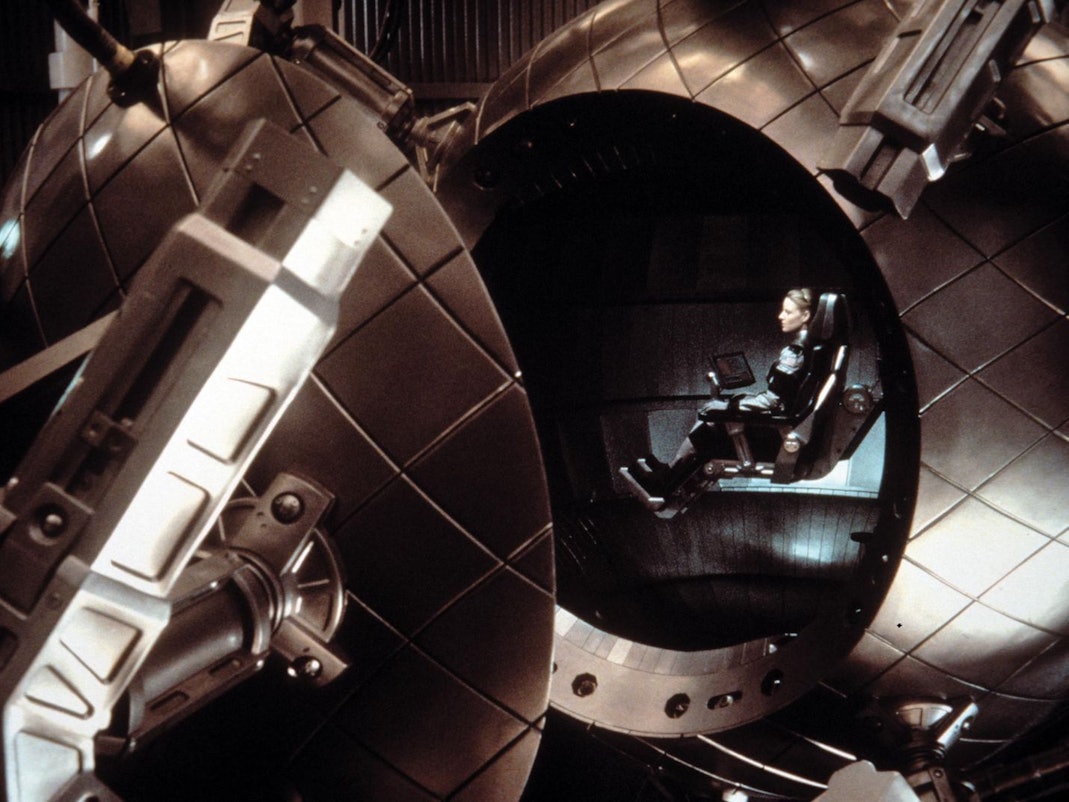 Ellie Arroway (Jodie Foster) macht sich mit einem Raumschiff auf den Weg zum Planeten Vega. (Bild: Warner Bros. Pictures)