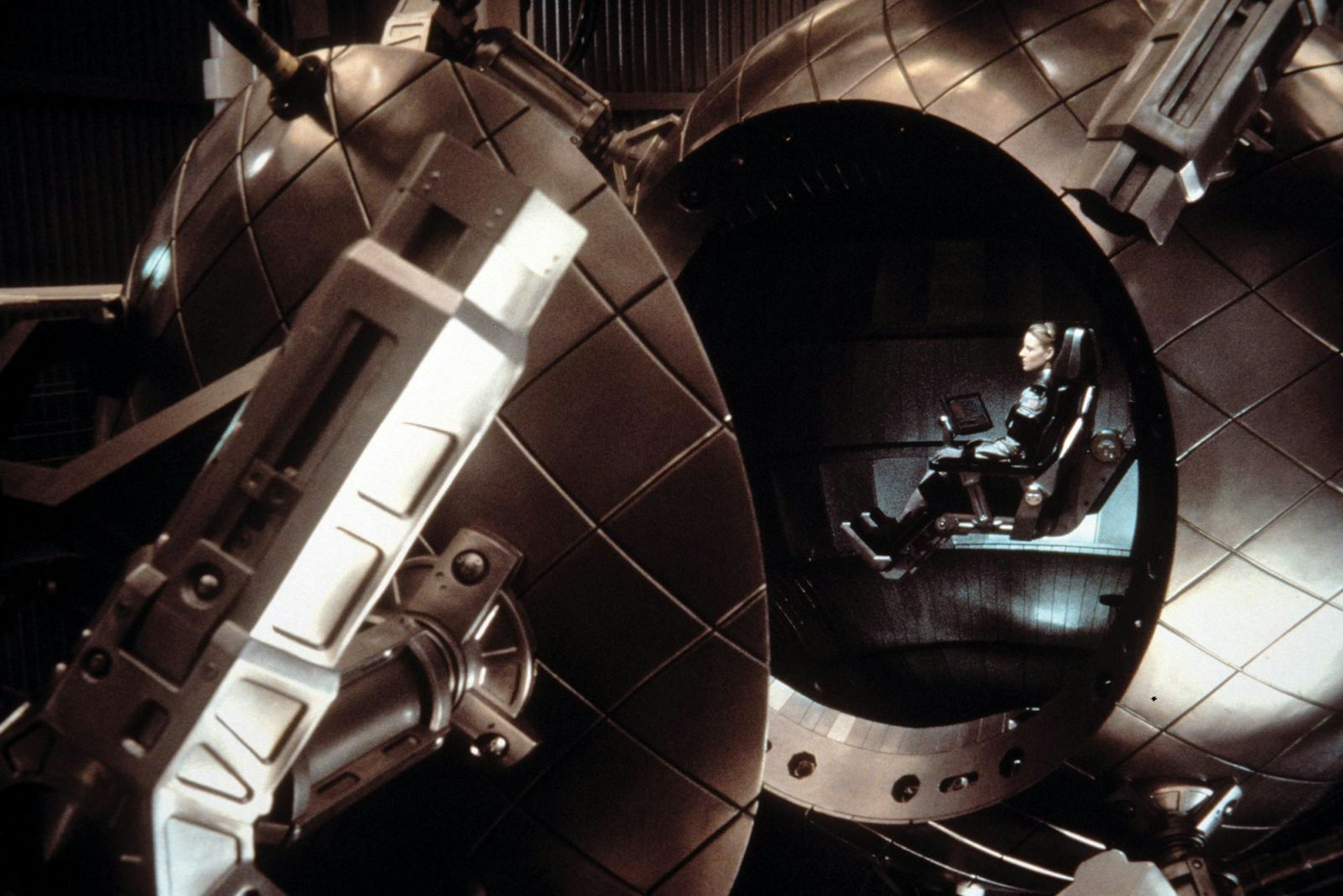 Ellie Arroway (Jodie Foster) macht sich mit einem Raumschiff auf den Weg zum Planeten Vega. (Bild: Warner Bros. Pictures)