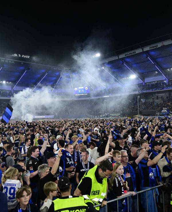 Paderborn-Fans stürmten nach dem geschafften Aufstieg den Rasen.