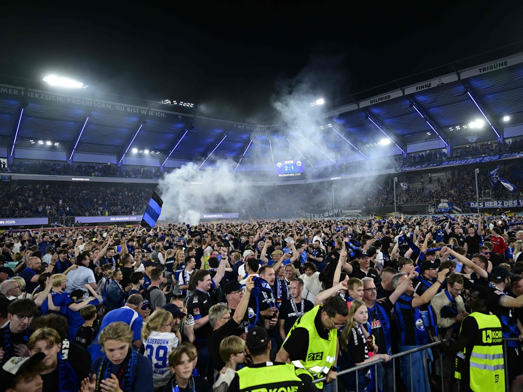 Paderborn-Fans stürmten nach dem geschafften Aufstieg den Rasen.