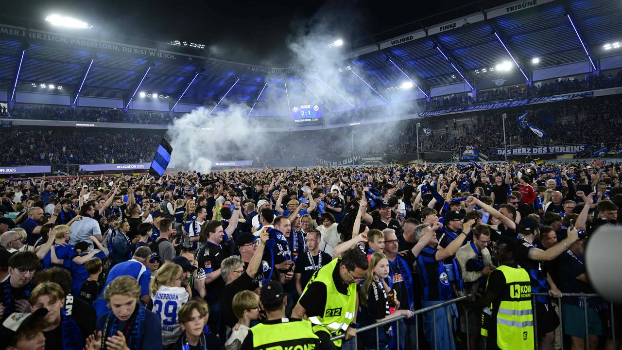Paderborn-Fans stürmten nach dem geschafften Aufstieg den Rasen.