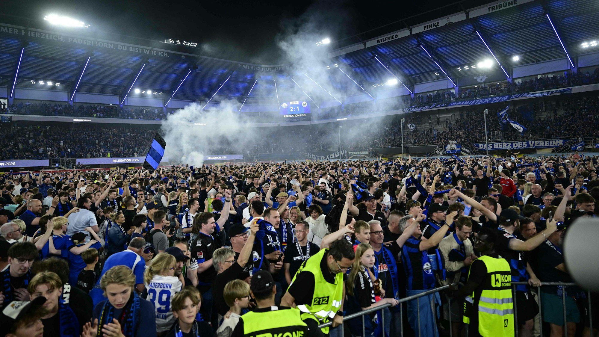 Paderborn-Fans stürmten nach dem geschafften Aufstieg den Rasen.