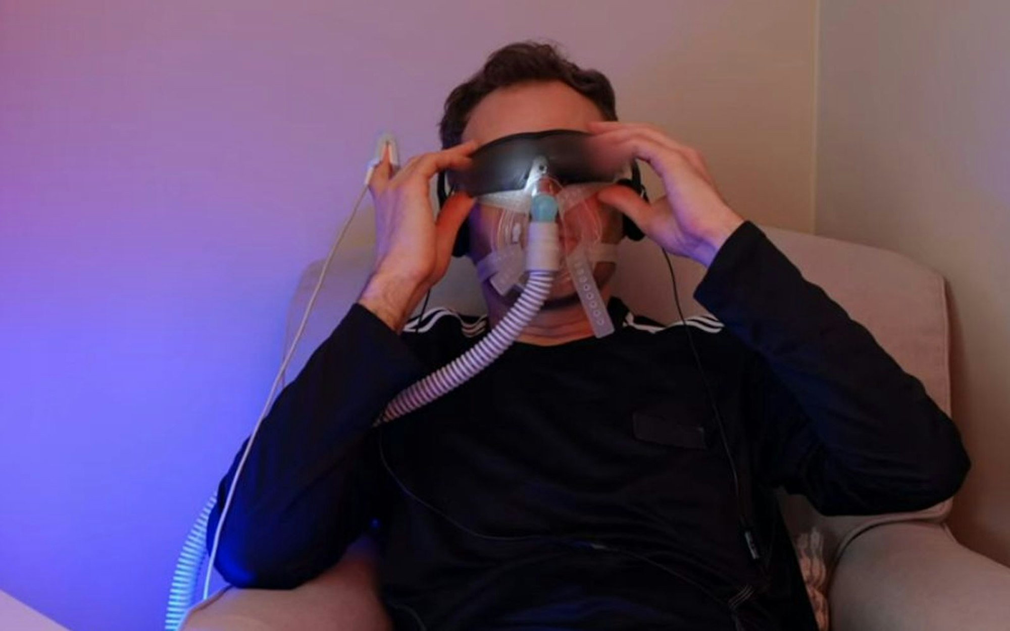 Leon Windscheid testet in der ZDF-Reportage „Terra Xplore: Longevity - für immer jung?“ das Höhen-Training. (Bild: ZDF)