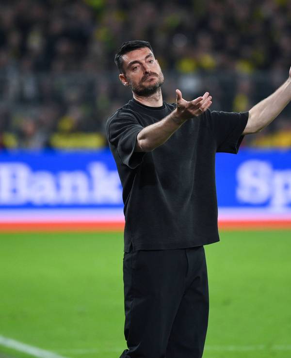 Trainer Albert Riera beschwert sich an der Seitenlinie.