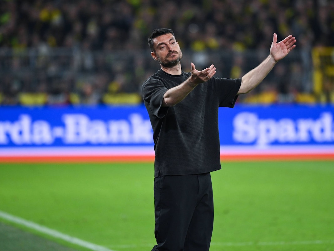 Trainer Albert Riera beschwert sich an der Seitenlinie.