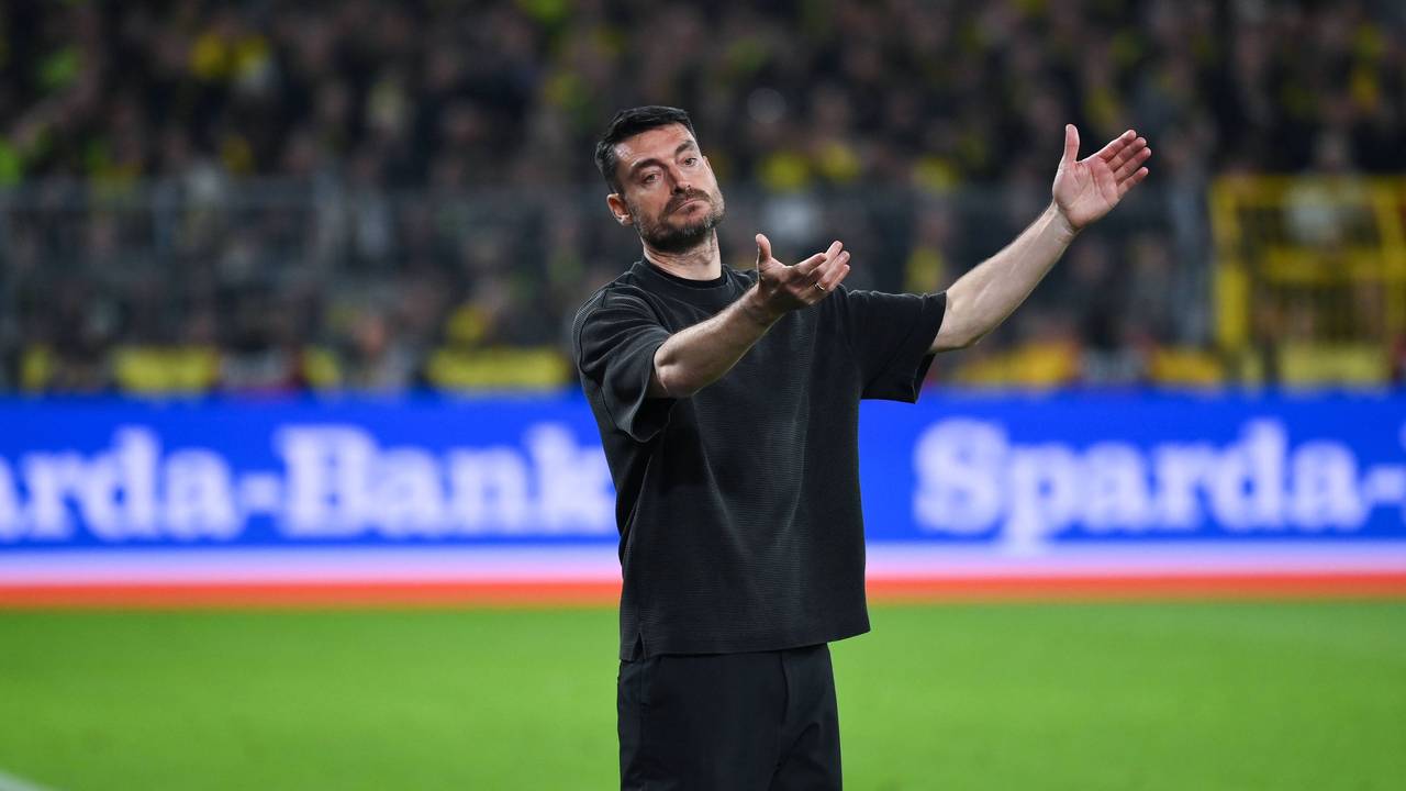 Trainer Albert Riera beschwert sich an der Seitenlinie.