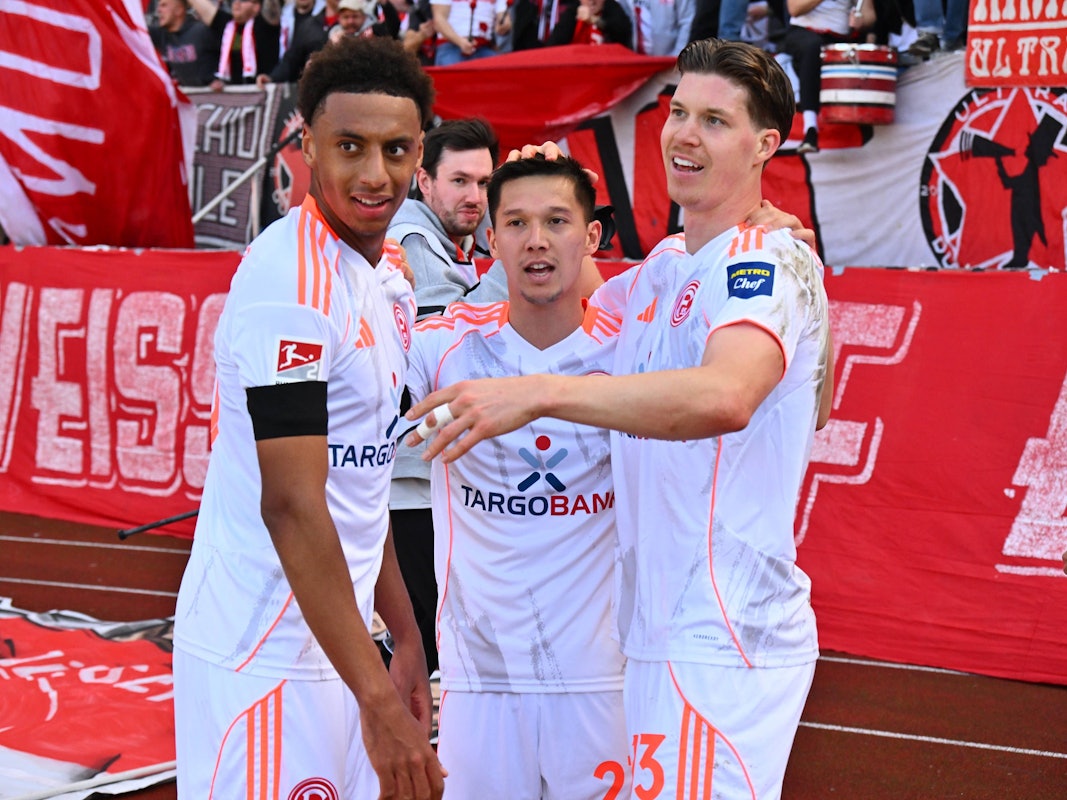 Satoshi Tanaka (M.), Sima Suso und Cedric Itten (r.) jubeln gemeinsam nach einem Treffer.
