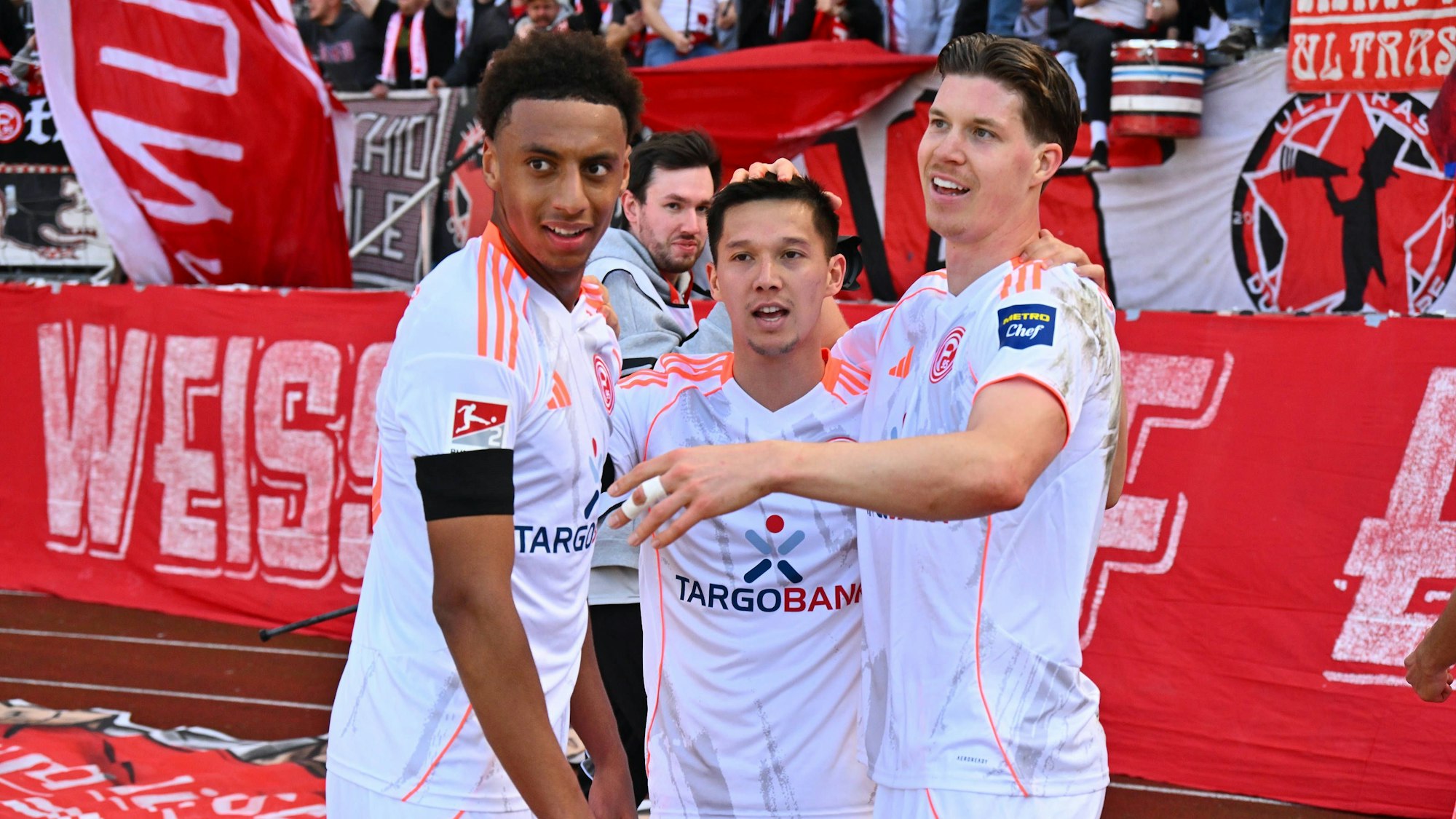 Satoshi Tanaka (M.), Sima Suso und Cedric Itten (r.) jubeln gemeinsam nach einem Treffer.