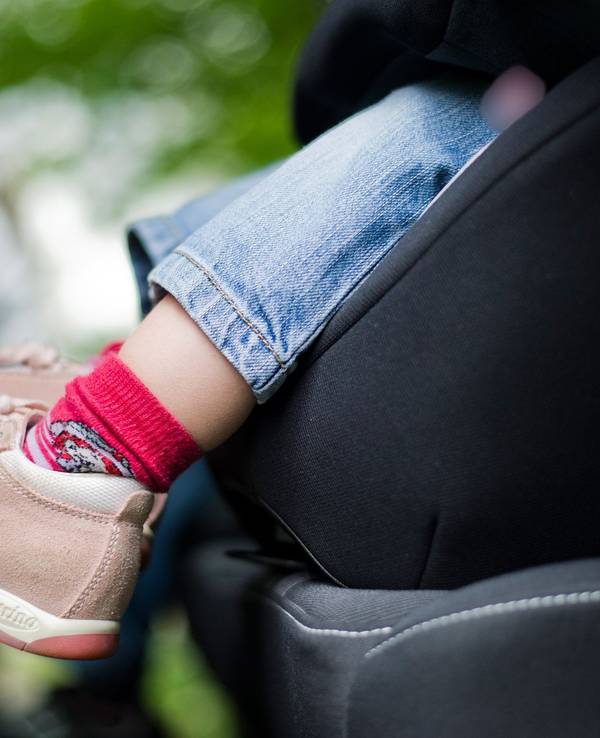 Ein Kind sitzt in einem Kindersitz im Auto