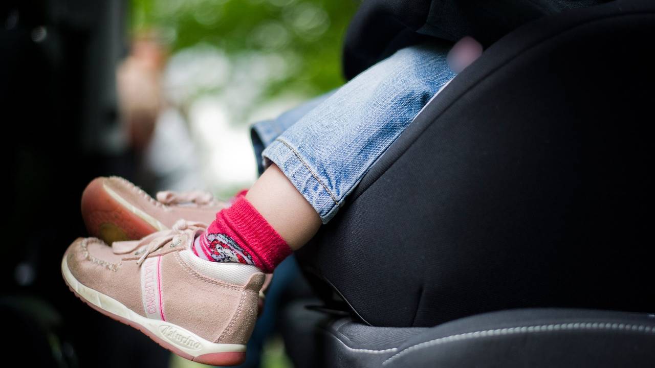 Ein Kind sitzt in einem Kindersitz im Auto