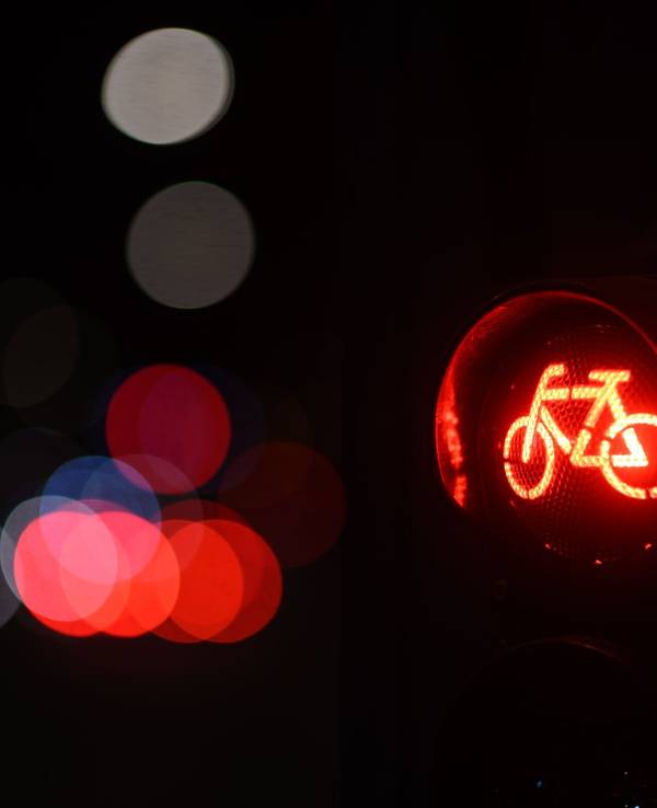 Radfahrer nach Unfall mit Faustschlag attackiert und beraubt