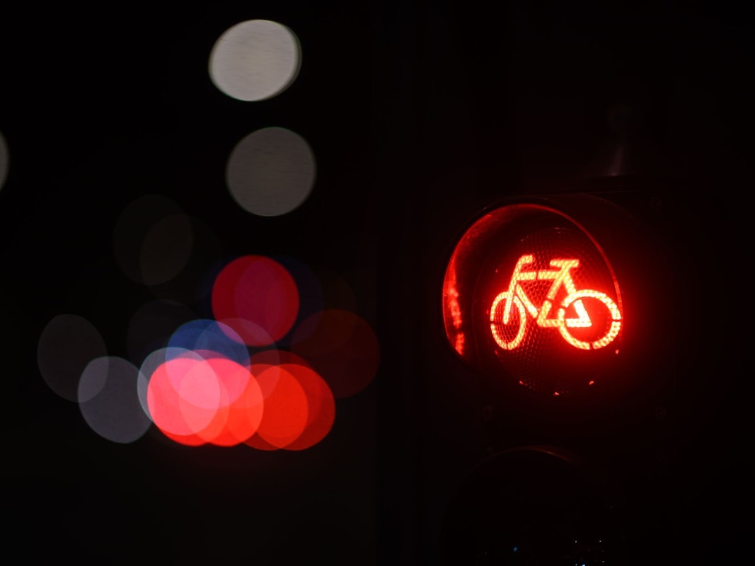 Radfahrer nach Unfall mit Faustschlag attackiert und beraubt