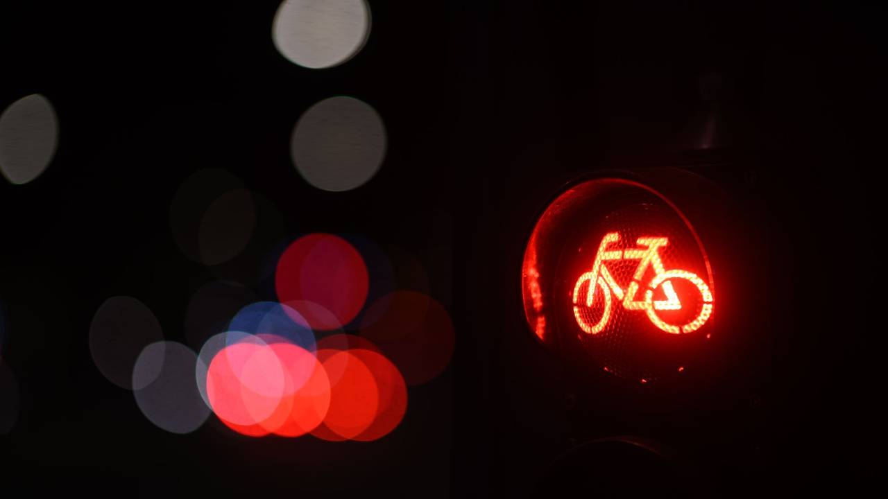 Radfahrer nach Unfall mit Faustschlag attackiert und beraubt