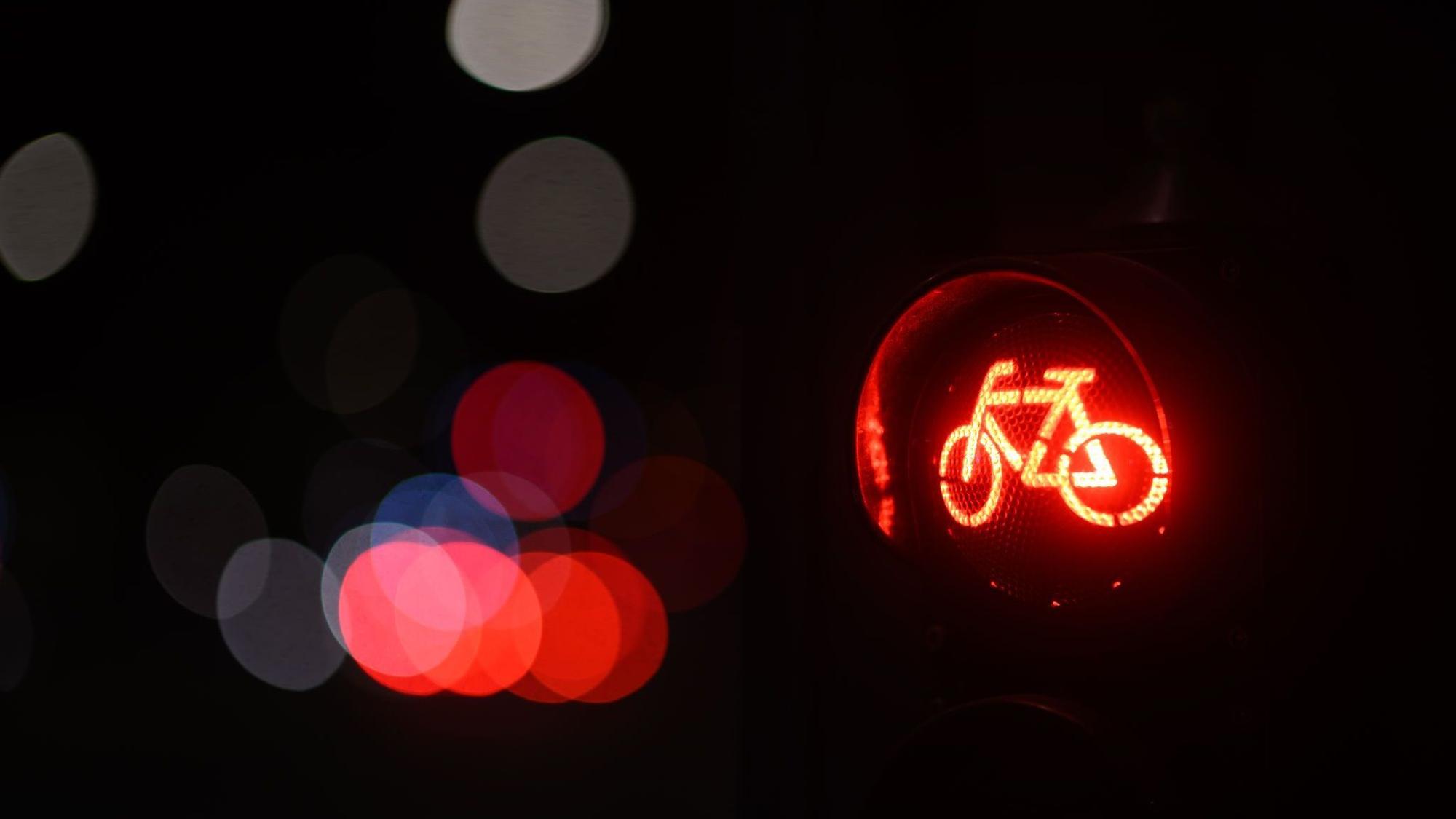 Radfahrer nach Unfall mit Faustschlag attackiert und beraubt