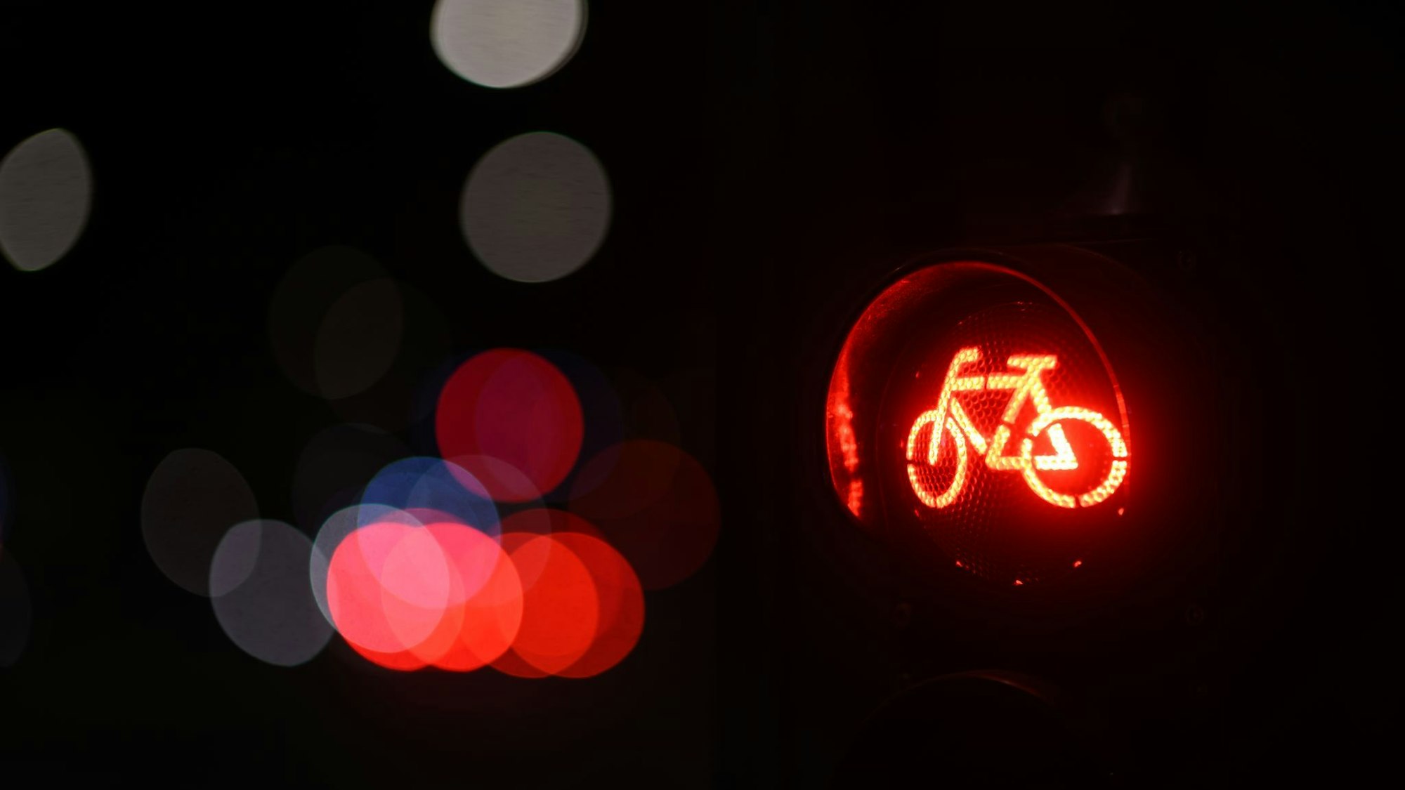 Radfahrer nach Unfall mit Faustschlag attackiert und beraubt