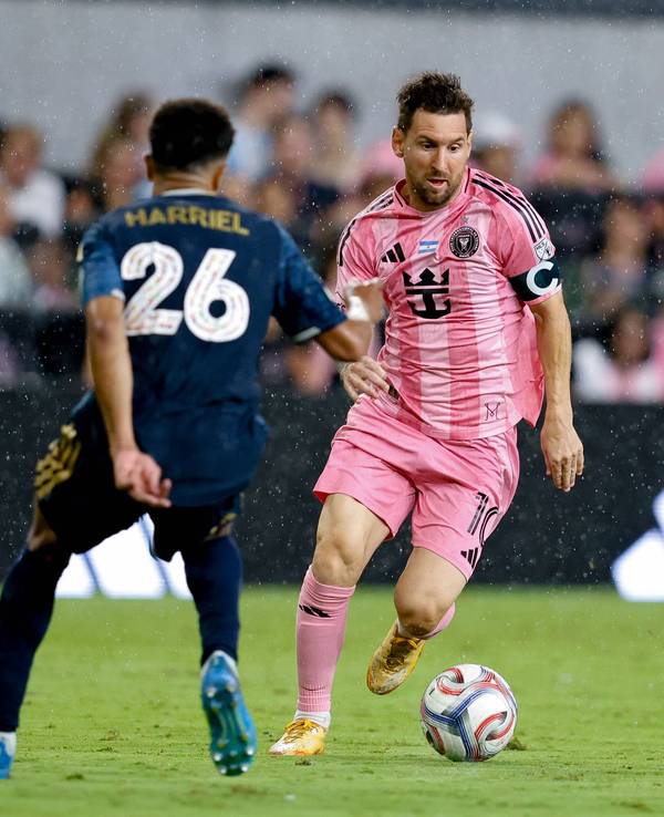 Lionel Messi mit Ball in Aktion.
